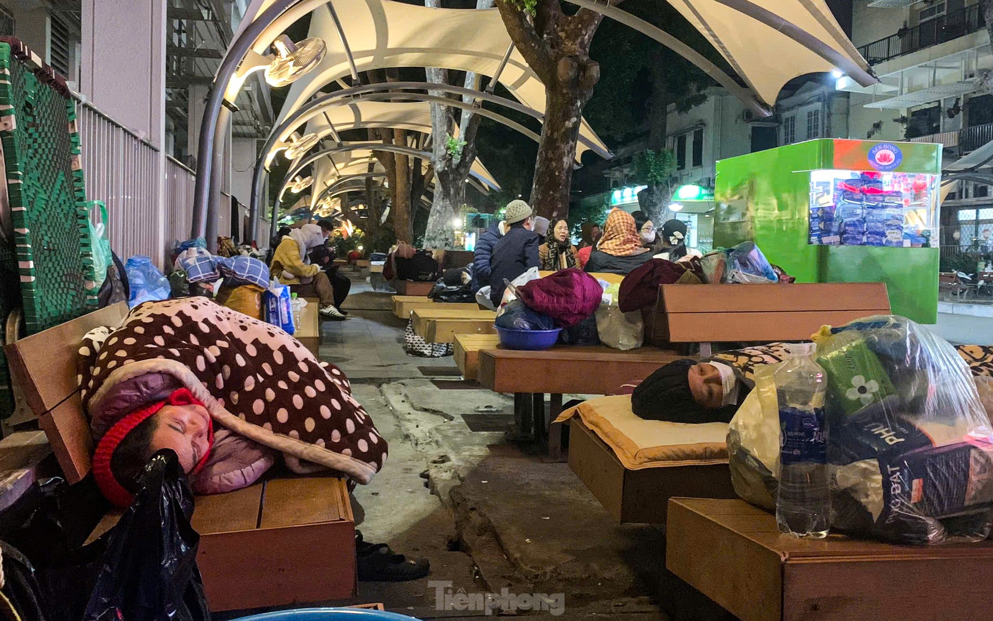 Hai hàng ghế ngồi đối diện Trung tâm cấp cứu A9 trở thành chỗ nghỉ ngơi tạm thời của người nhà bệnh nhân.