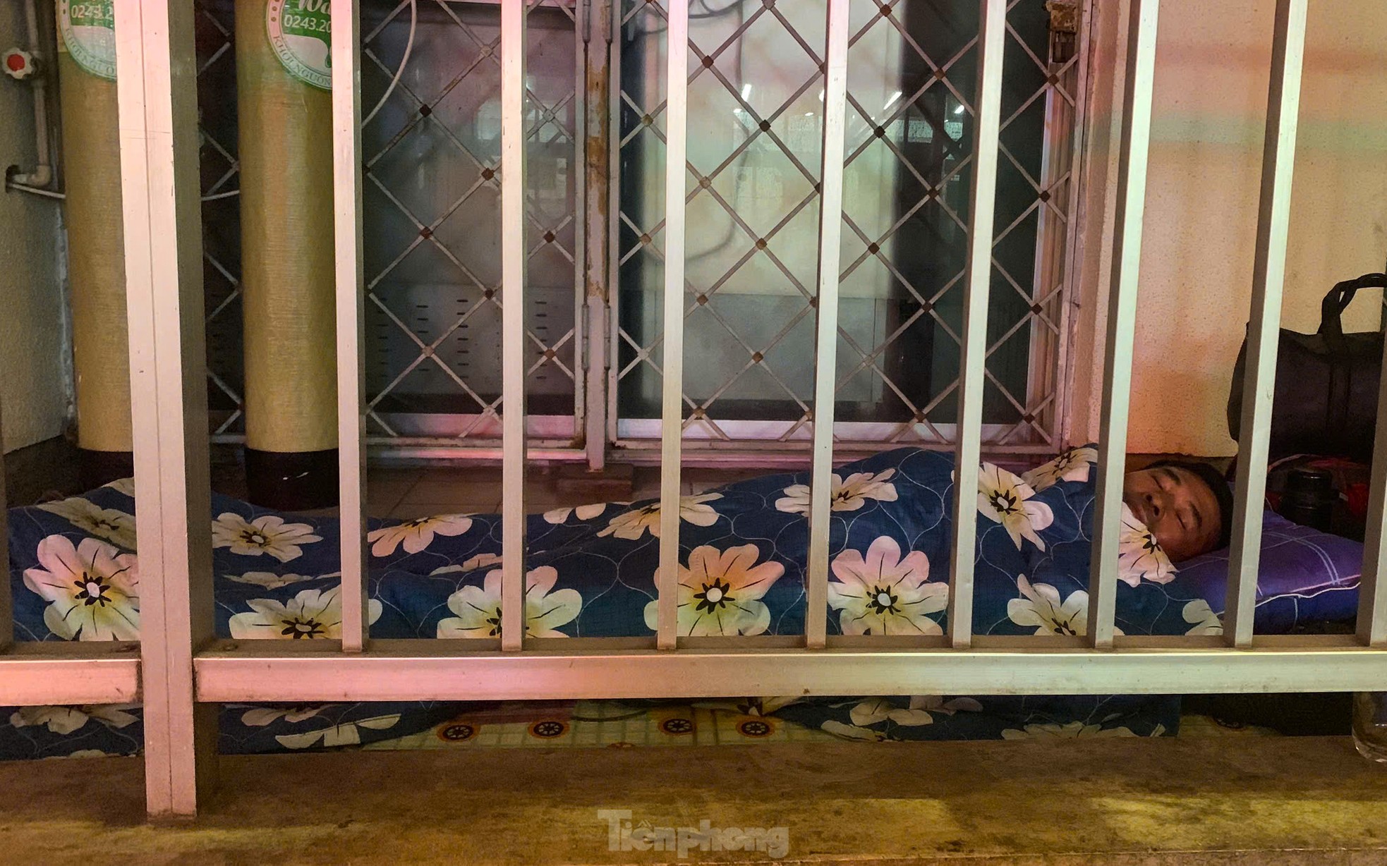 Ở những khu vực khác, một số nằm trên ghế đá hoặc mắc màn, trải chiếu dọc hành lang của tòa nhà làm chỗ qua đêm.