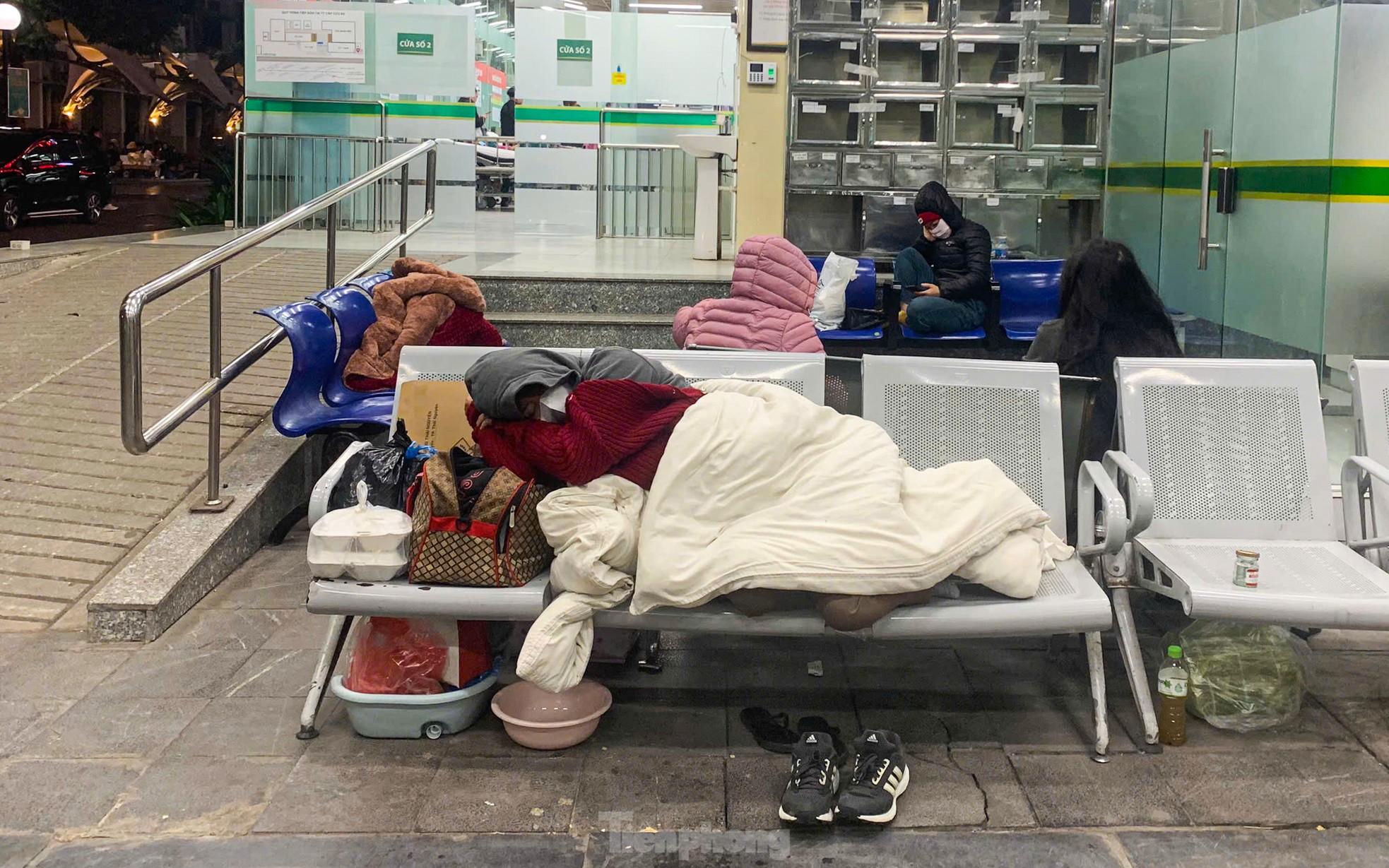 Người nhà bệnh nhân với đủ mọi tư trang mang đến bệnh viện.