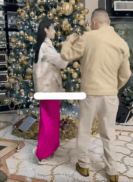 Cả hai nhảy trước cây thông Noel