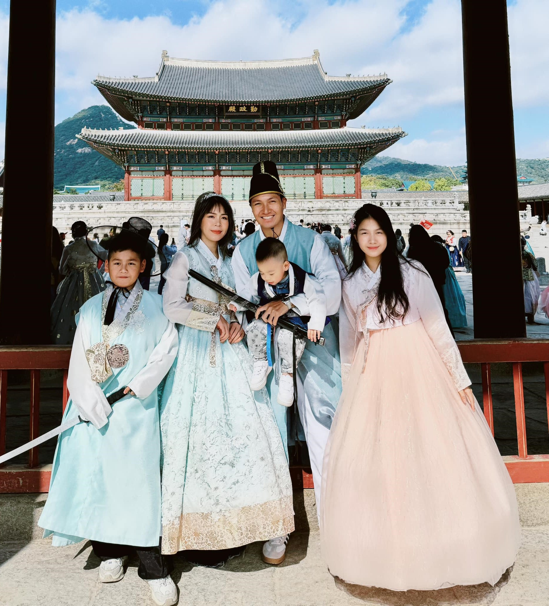 Sau bé Chíp, anh còn có thêm 2 cậu con trai nữa. 