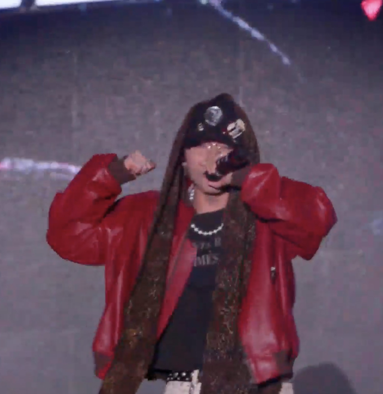 Giao diện Sơn Tùng tối 14/12, phong cách đội mũ lưỡi trai cùng khăn trùm đầu gây liên tưởng đến G-Dragon và hình ảnh đang gây bão châu Á