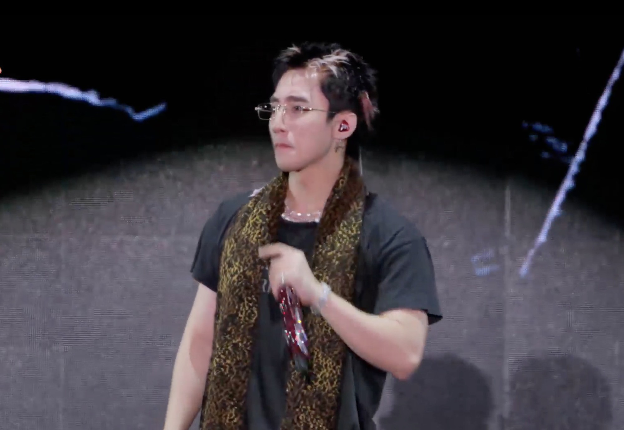 Đến cao trào, Sơn Tùng bỏ áo, bỏ mũ