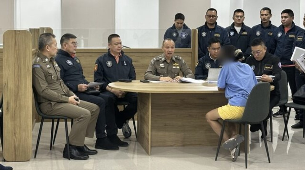 Cảnh sát tiến hành thẩm vấn nghi phạm. Ảnh: Khaosod