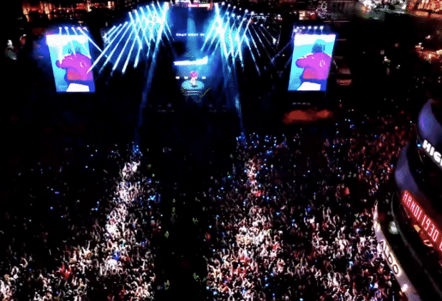 Đám đông quẩy theo intro Chạy Ngay Đi