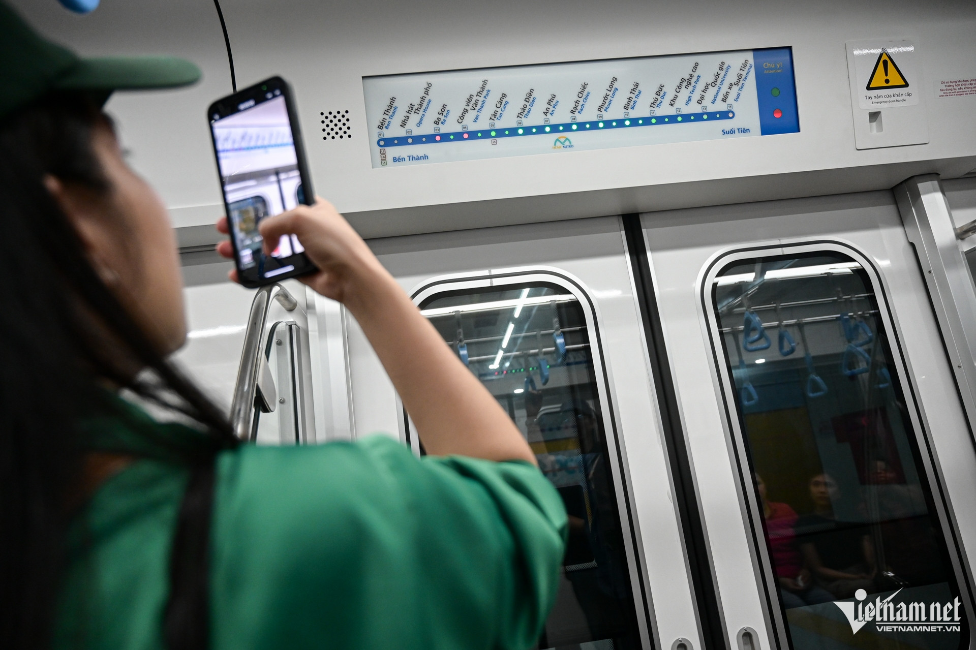 Sơ đồ ga cùng các điểm đến được hiển thị trên bảng sơ đồ ở cửa và bảng led giữa tàu.