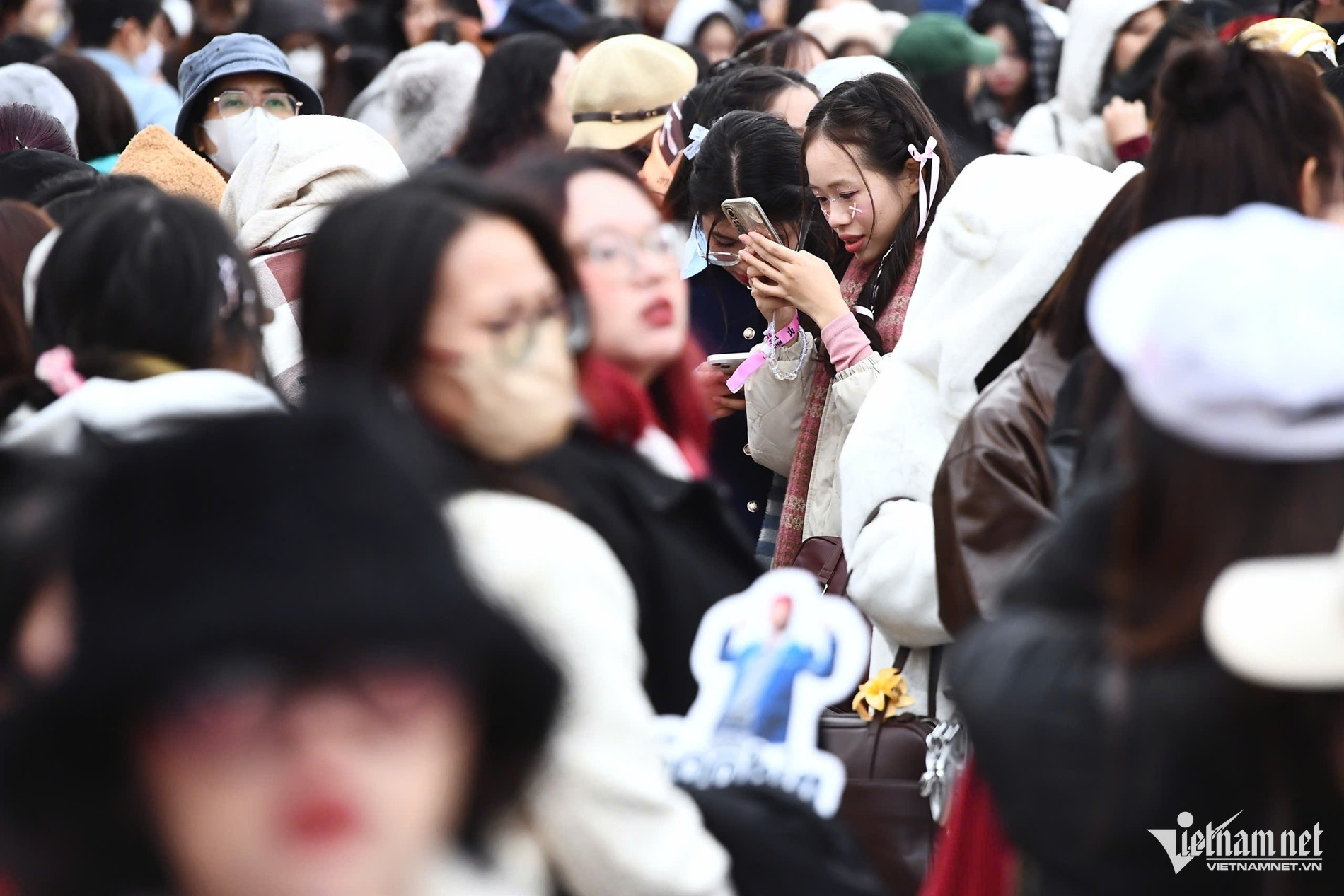 Các khán giả đứng chờ vào xem concert 'Anh trai vượt ngàn chông gai'. 