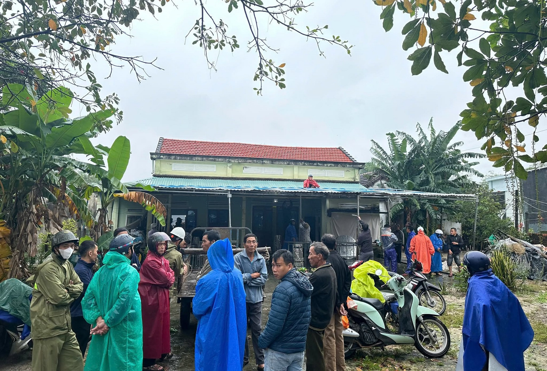 Chính quyền địa phương và người dân hỗ trợ gia đình tổ chức tang lễ. Ảnh: Anh Hoàng