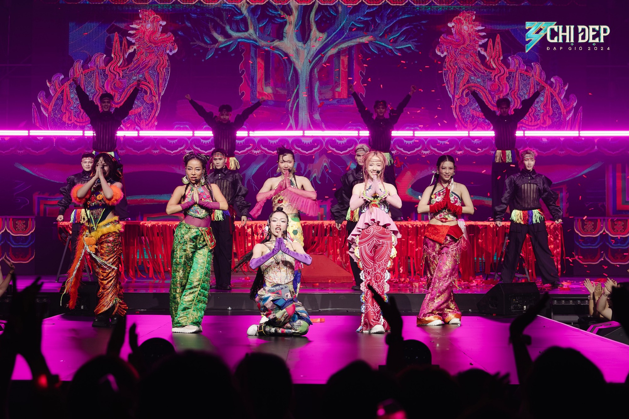 3 sân khấu trong tập 9 bao gồm Cầu Duyên của Đội trưởng Maitinhvi