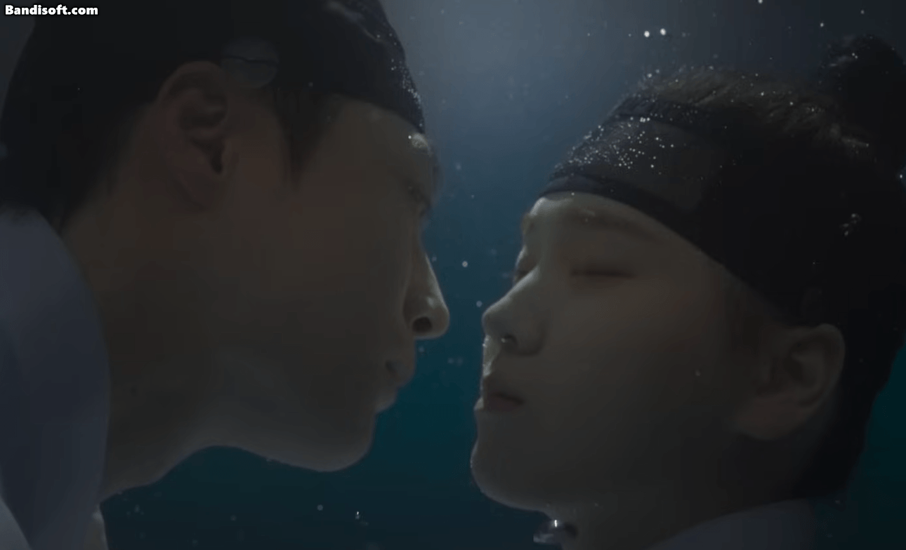 Cảnh hôn dưới nước lãng mạn của cặp đôi chính được hé lộ trong trailer phim.