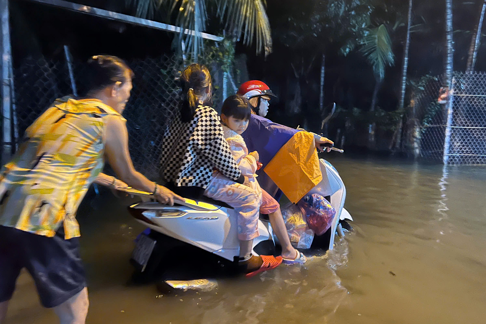 Mưa ngập khiến đời sống người dân ở Nha Trang đảo lộn. Ảnh: N.X