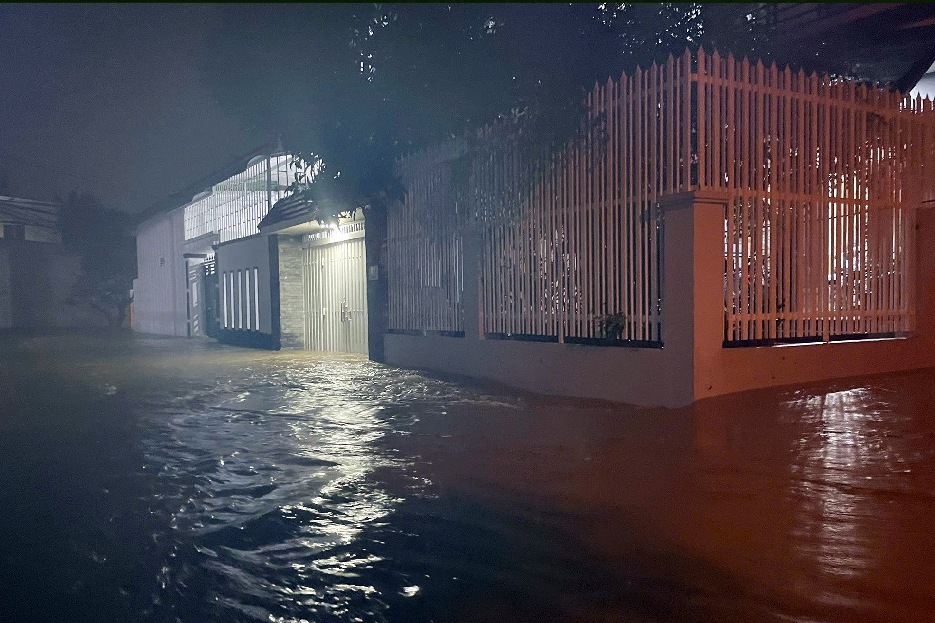 Khu dân cư ở xã Vĩnh Thạnh, TP Nha Trang ngập trong nước, tối 15/12. Ảnh: N.X