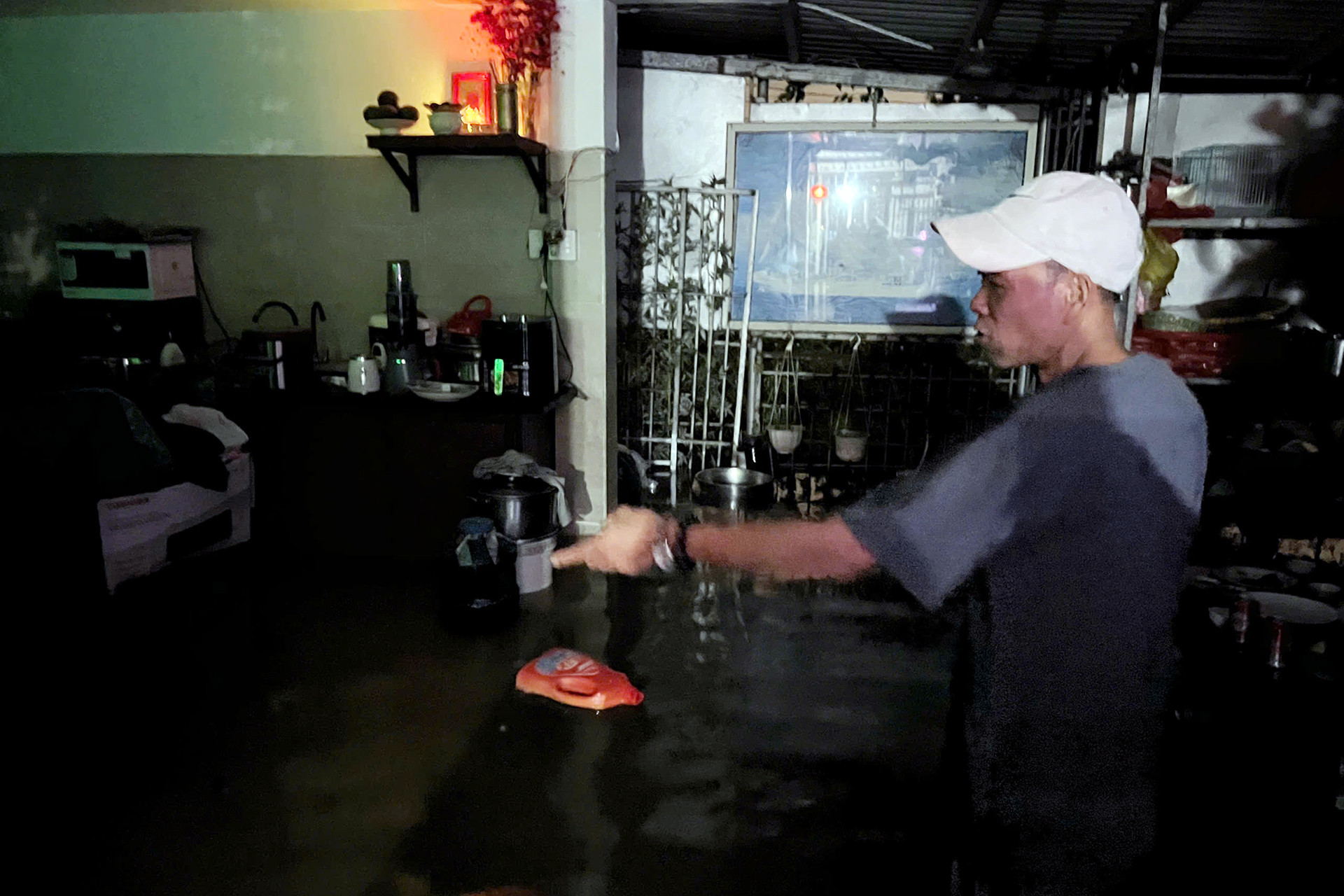 Nước tràn vào nhà, người dân phải kê tài sản lên cao. Ảnh: N.X