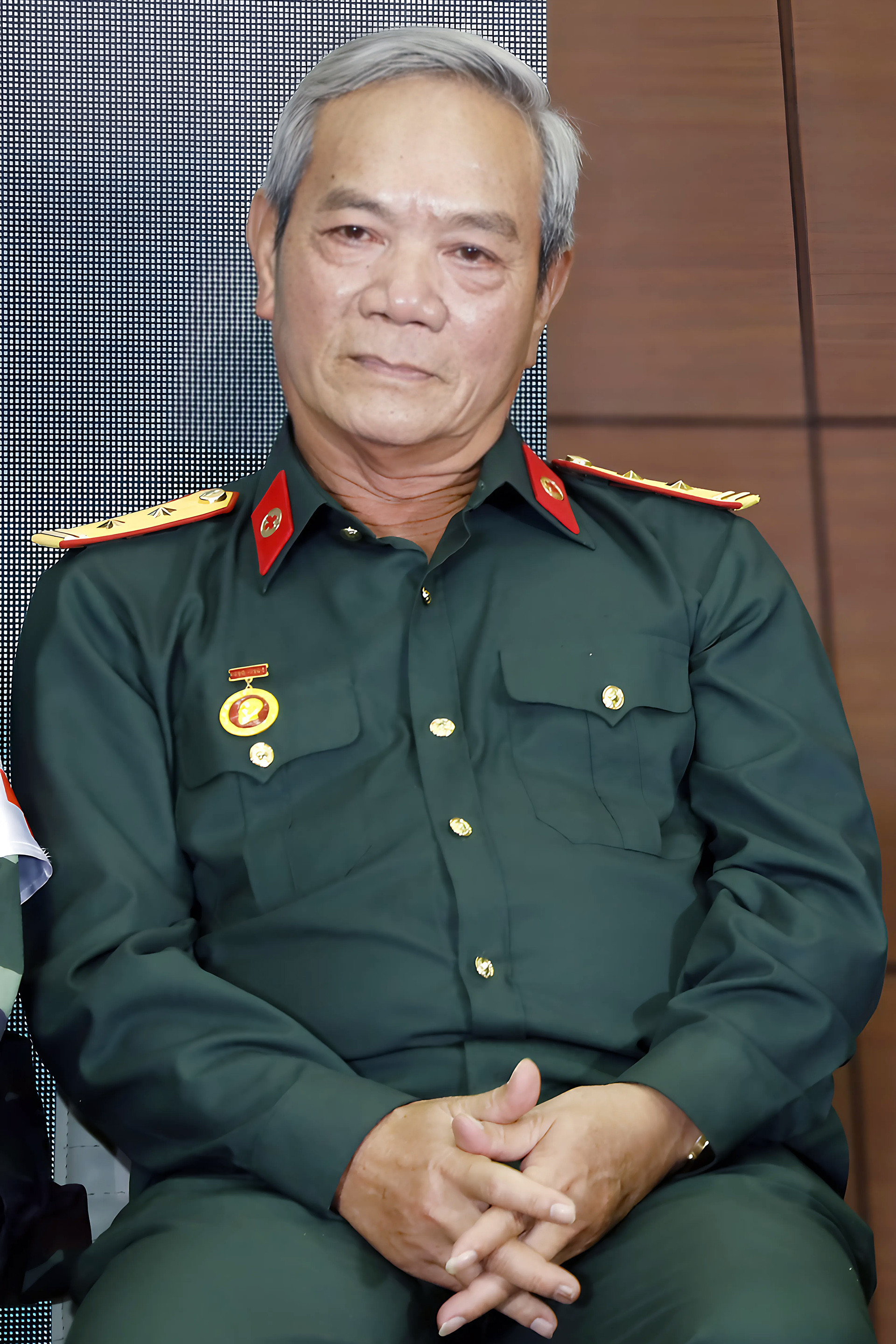 Đại tá Quốc Trị mặc áo lính tới buổi ra mắt phim 