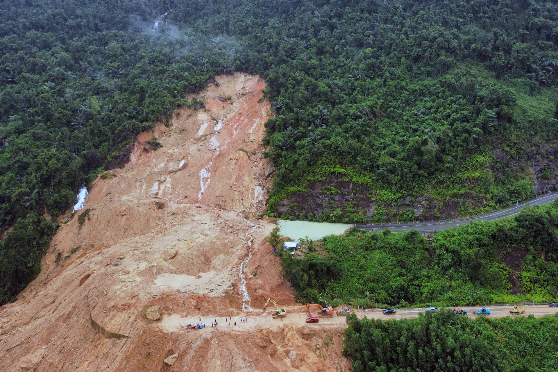 Theo ghi nhận, khu vực sạt lở nằm tại khúc cua trước khi lên độ cao chừng 500m. Nhìn từ trên cao, mảng đồi bị xé toạc, cây cối bị đất đá đè lên. Xung quanh khu vực hiện bị phong tỏa để đảm bảo an toàn khi nổ mìn.