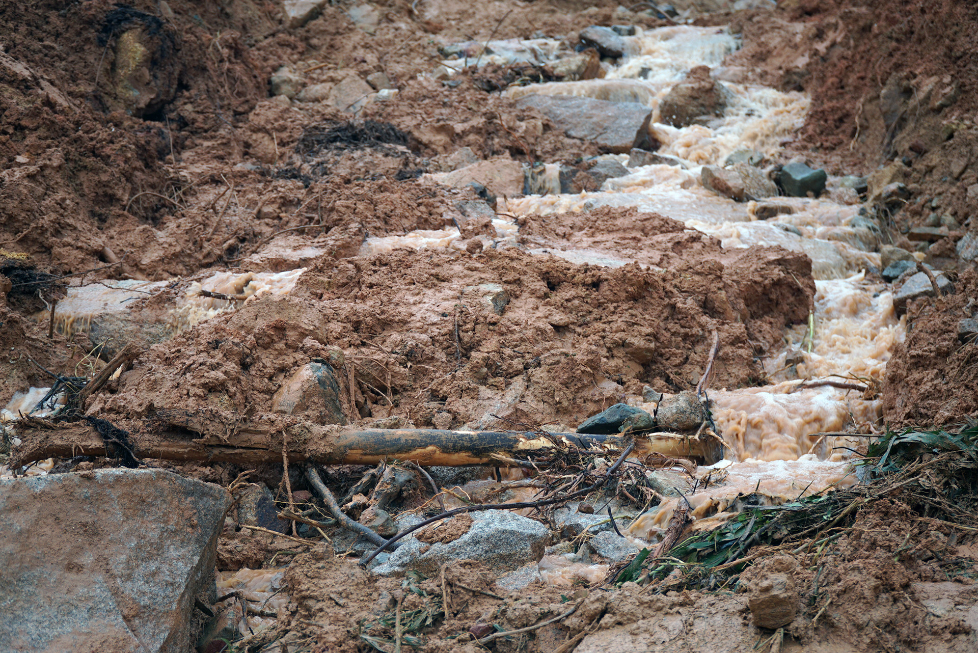 Như VietNamNet đưa tin, sau trận mưa kéo dài, hôm qua (15/12), quốc lộ 27C qua đèo Khánh Lê - là đường nối Nha Trang với Đà Lạt - bị sạt lở nhiều điểm. Lượng lớn đất tràn xuống chắn mặt đường khiến giao thông bị tê liệt. Khoảng 350 người trên các phương tiện bị cô lập tại các địa điểm khác nhau giữa các vị trí sạt lở...