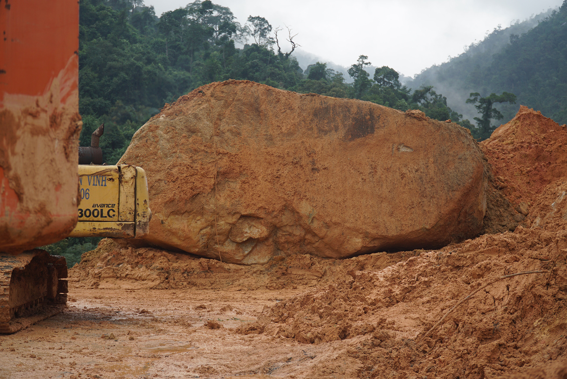 Ông Chu Văn An - Phó Giám đốc phụ trách Sở Giao thông vận tải tỉnh Khánh Hòa - cho biết khối đá nặng trên 100 tấn đổ xuống, nằm chắn ngang đường tại Km43+400 qua xã Sơn Thái. Các đơn vị chuyên môn huy động nhân lực cùng phương tiện xử lý, nhưng song khối đá lớn khiến việc này không thành.