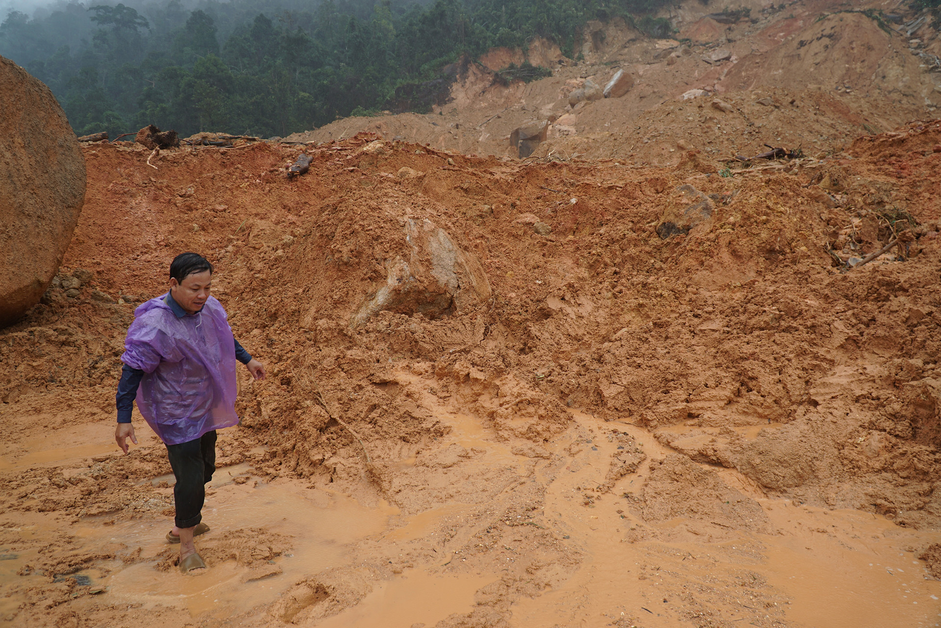 Sau các trận mưa kéo dài, hôm qua, đèo Khánh Lê đoạn qua xã Sơn Thái có 6 vị trí bị sạt lở. Hiện 4 điểm đã cơ bản được xử lý, 2 vị trí còn lại vẫn còn ngổn ngang lượng đất đá lớn.