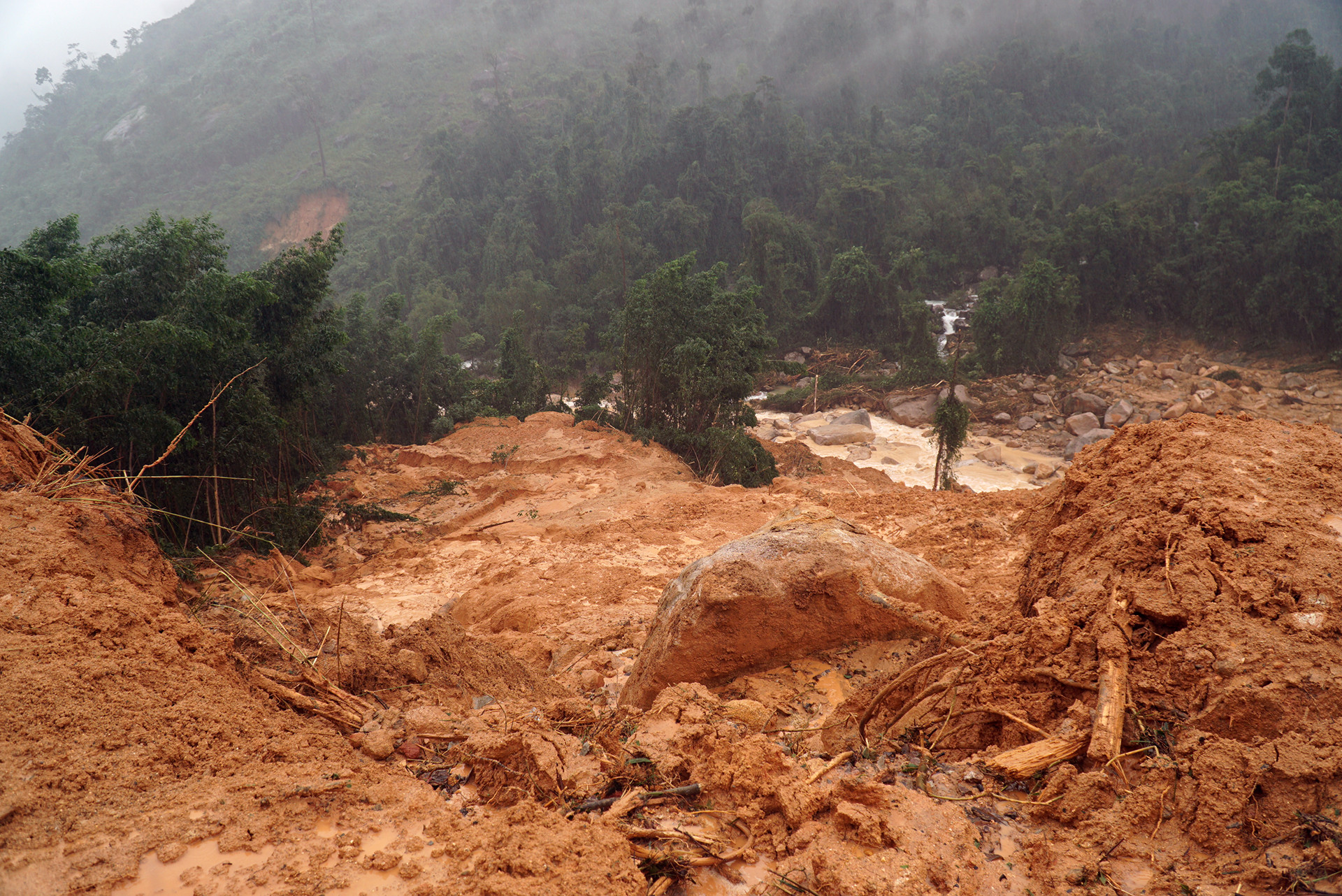 Một số điểm sạt lở khi mưa xuống tạo thành vũng lớn, mặt đường bị đất đá vùi lấp.