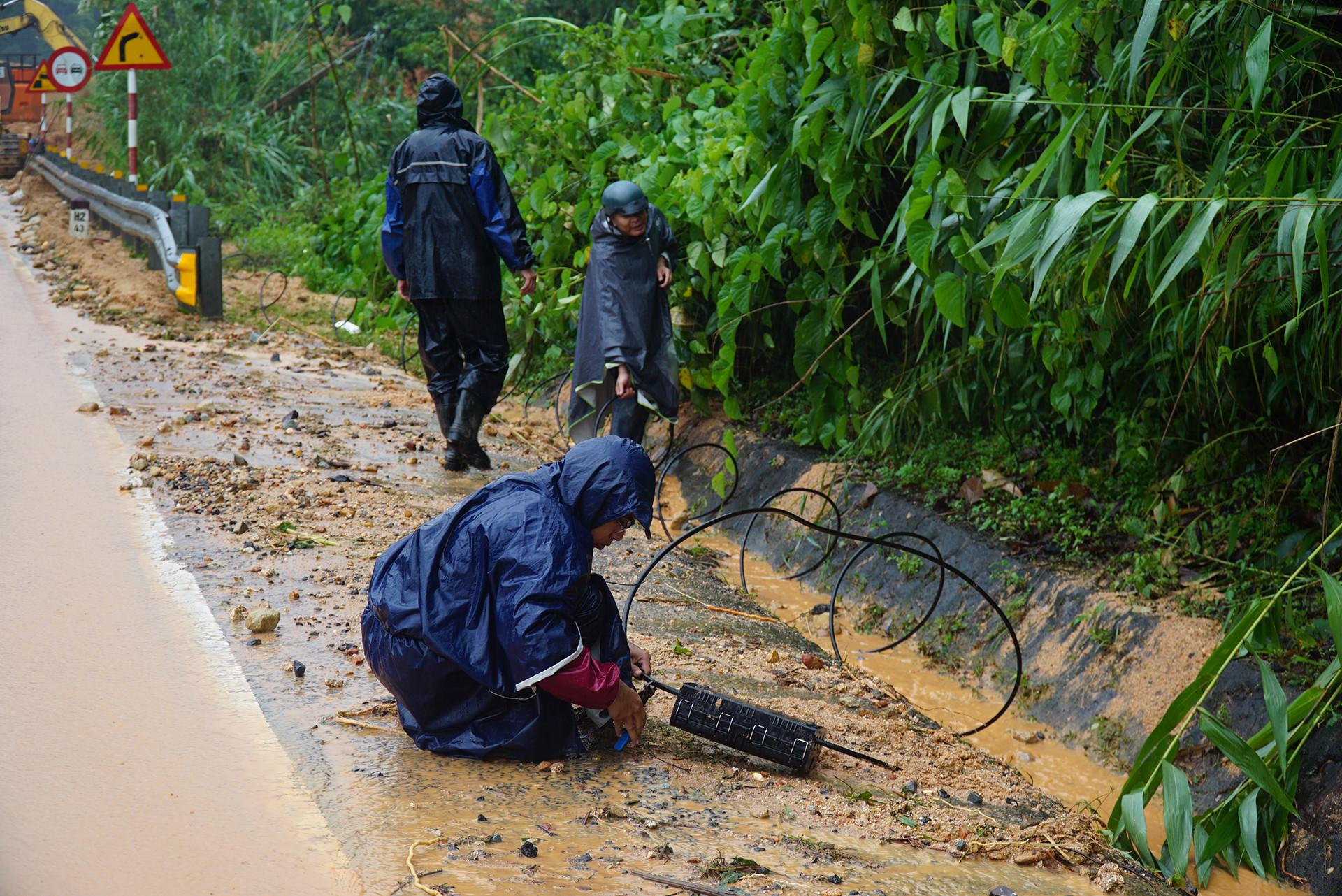 Hệ thống đường dây thông tin ở khu vực này cũng bị ảnh hưởng. Nhiều nhân viên được điều tới hiện trường mở đường xuyên rừng trên đèo, kéo dây lên đấu nối để thông tin không bị gián đoạn. 