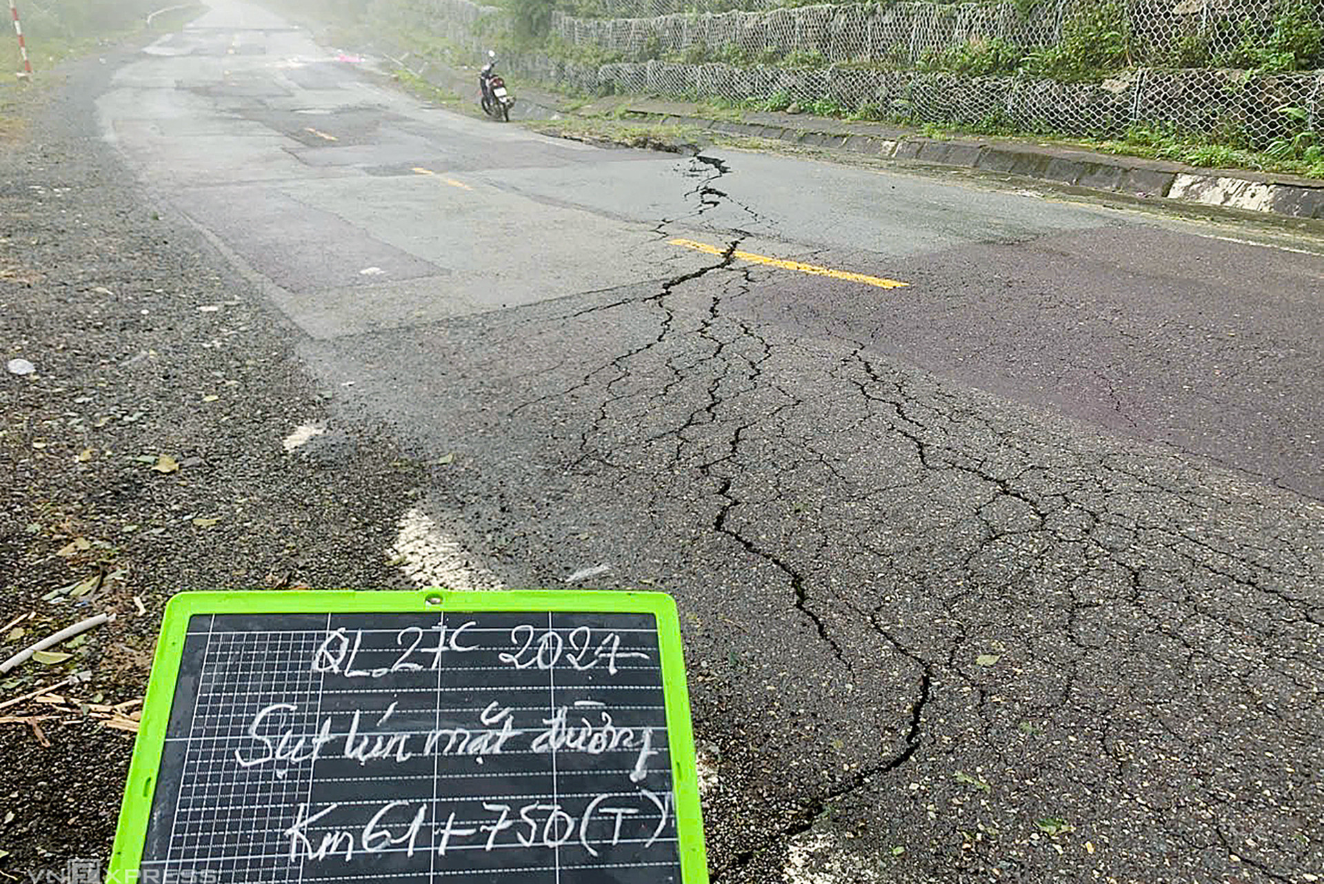 Theo các cơ quan chức năng, ngoài điểm trên hiện còn thêm 1 điểm khác tại Km61+750 cũng bị sạt lở khá nặng với mặt đường có vết nứt khoảng 20cm. Công ty CP Quản lý và Xây dựng đường bộ Khánh Hòa sẽ bù cấp phối bê tông để đảm bảo an toàn và căng dây cảnh báo nguy hiểm, khảo sát để đưa ra phương án xử lý.