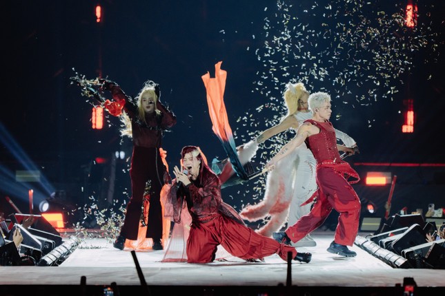 Vũ đạo và trang phục của các anh tài được nhiều khán giả khen ngợi Ảnh: BTC