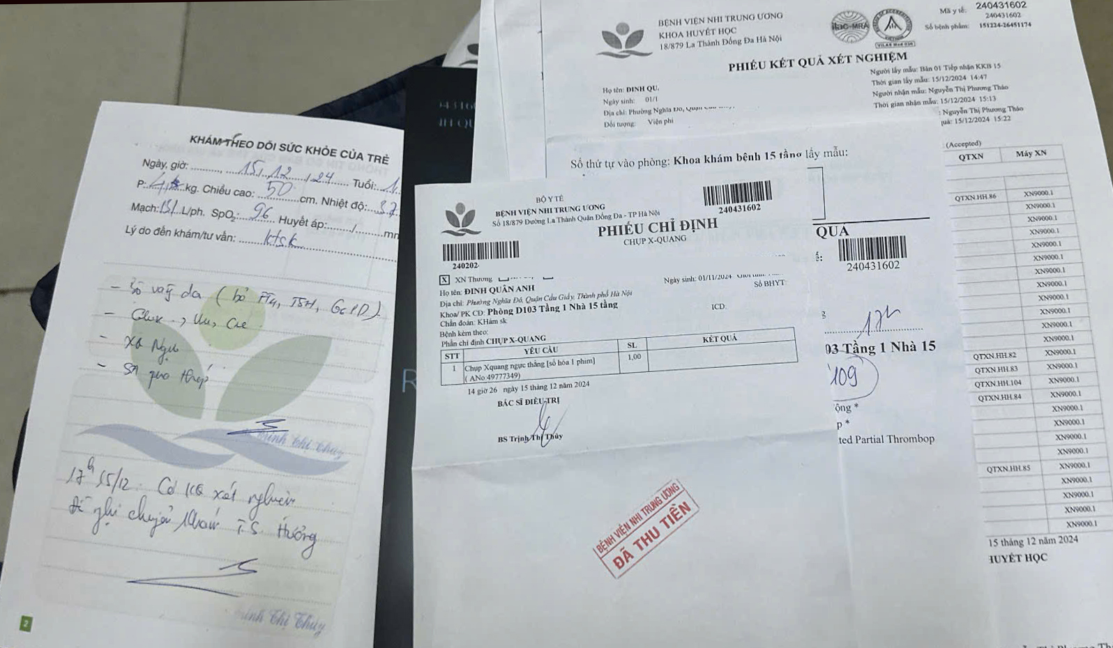 Gia đình đang cho cháu bé đi khám sức khỏe