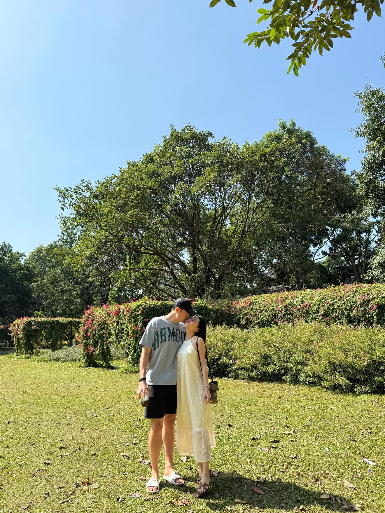 Văn Lâm chăm sóc vợ kỹ càng khi nàng mang bầu