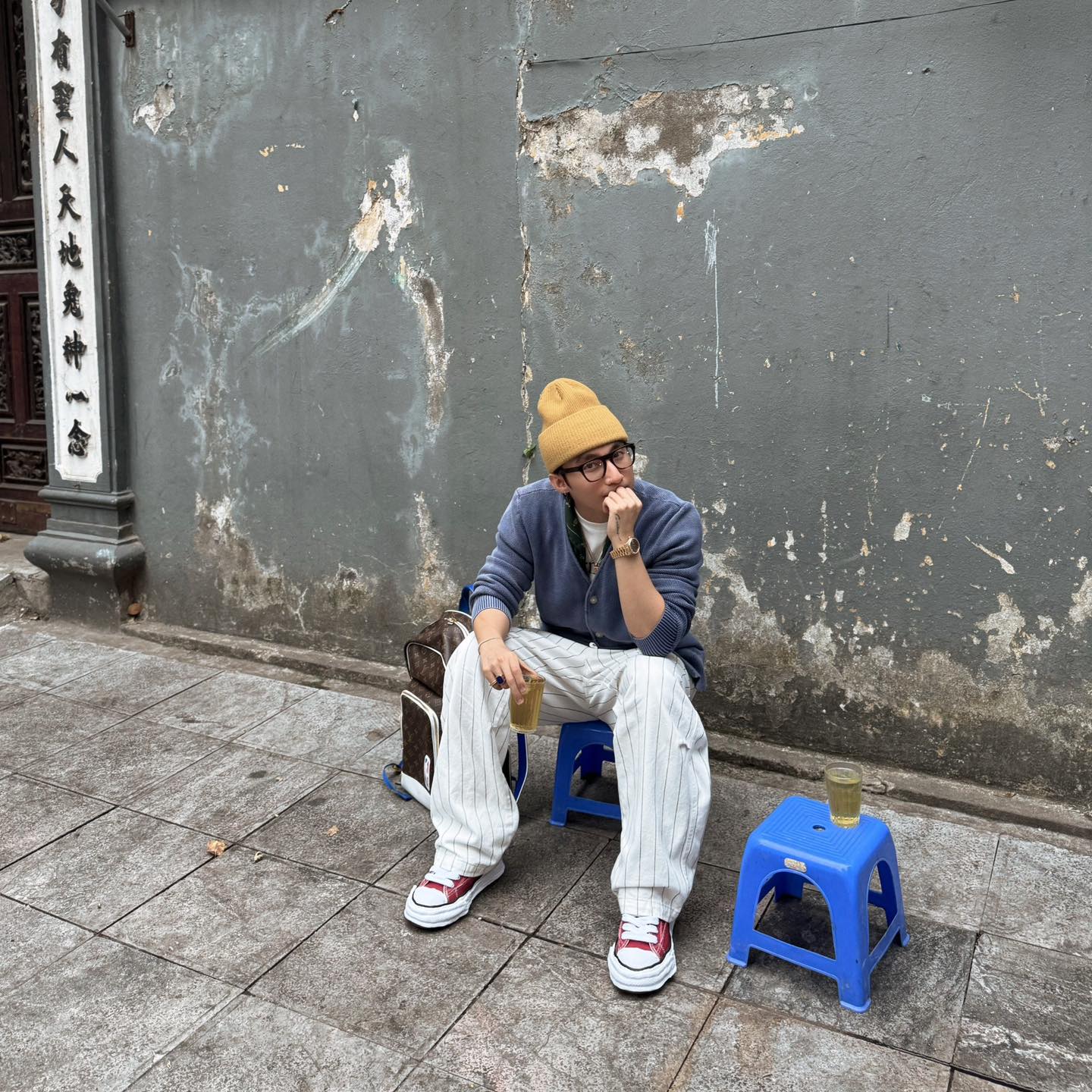 Trước đó, loạt ảnh đi trà đá của Sơn Tùng cũng viral khắp MXH