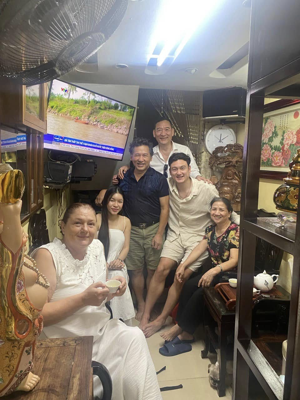 Yến Xuân cùng gia đình nhà chồng, gương mặt của mẹ bầu đã bắt đầu thay đổi