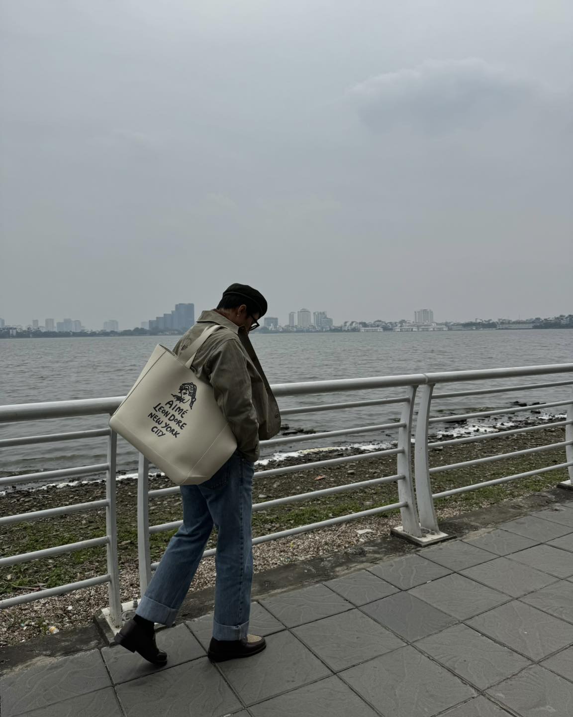 Nam ca sĩ thích thú khám phá khắp Hà Nội. 