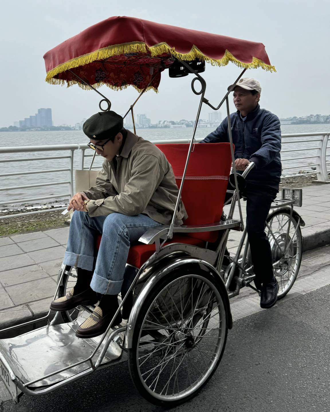 Sơn Tùng lên đồ ngồi xích lô, hẹn fan ở Hồ Gươm nhưng anh đi dạo ở Hồ Tây