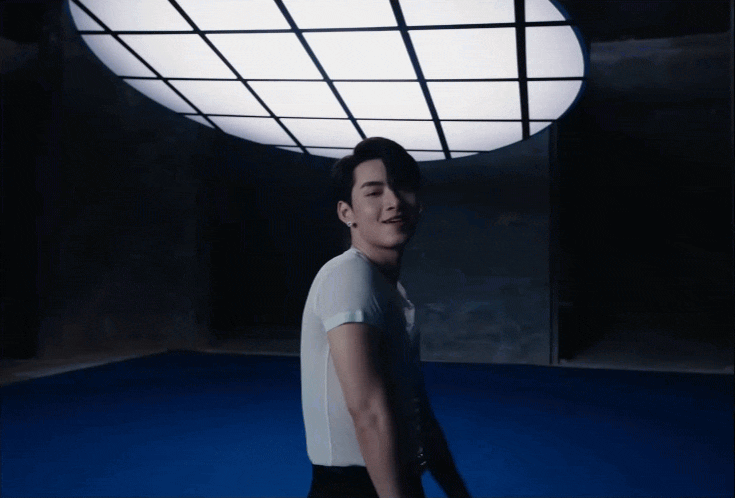 Tạo hình và vũ đạo của Hùng Huỳnh