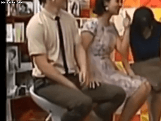 Nam diễn viên phải nhiều lần đổi tư thế vẫn không tránh được bàn tay của cô