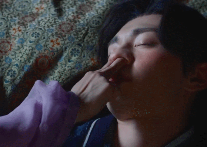 Thói quen chọc mũi khiến Dương Tử bị chỉ trích