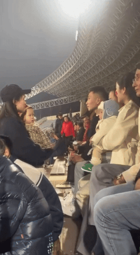 Vợ Duy Mạnh (mũ đen) và vợ Quang Hải được dịp cho 2 nhóc tỳ gặp gỡ