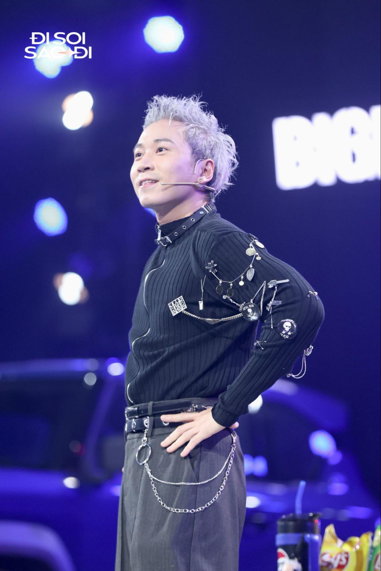 Karik được Giám khảo JustaTee hé lộ có nhiều hiềm khích bên ngoài nhưng vào chương trình Rap Việt thì được xóa bỏ tất cả