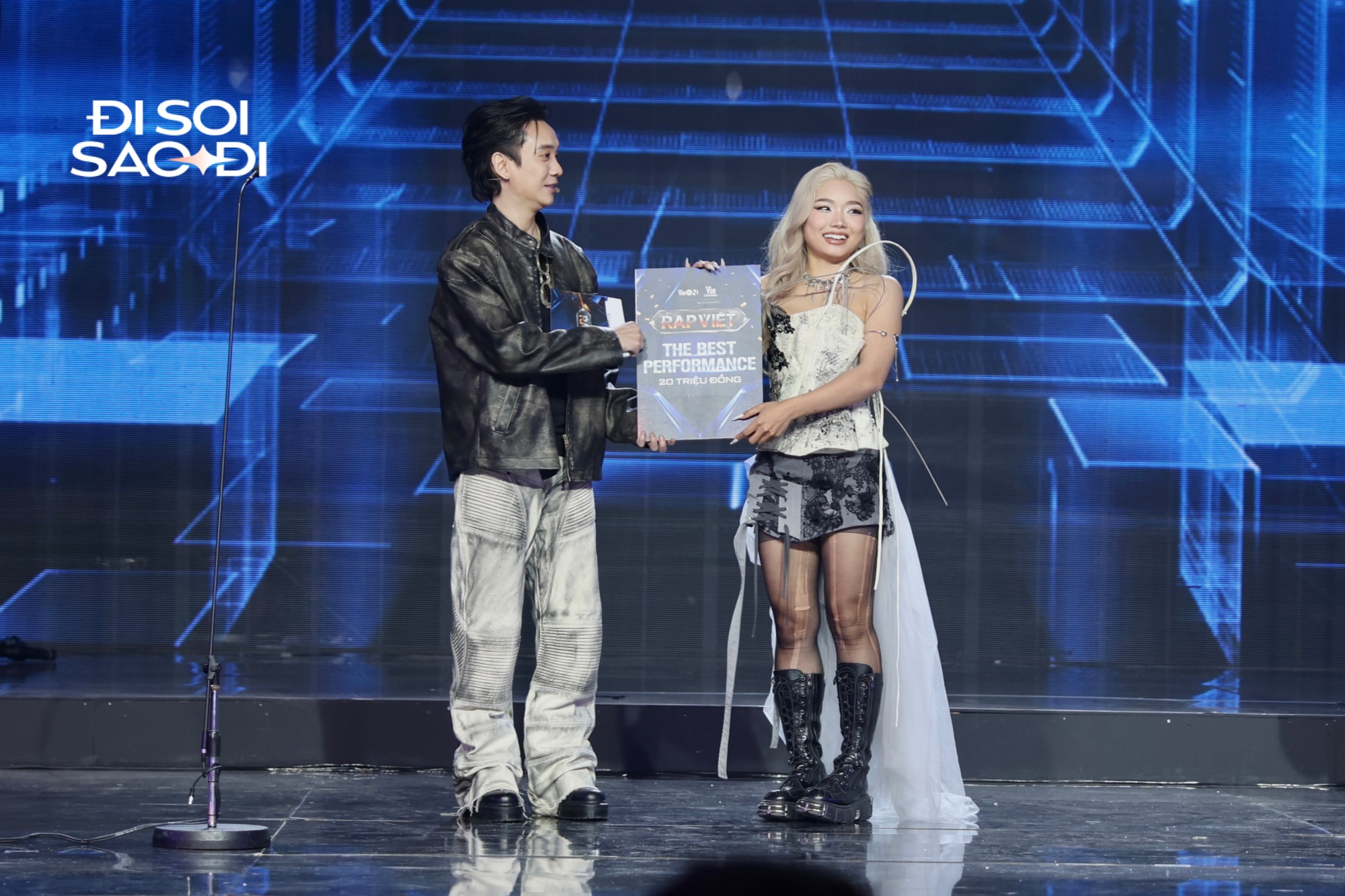 JustaTee trao giải cho Danmy - thí sinh thuộc team Karik nhưng “tiện thể” tiết lộ có hiềm khích với Karik sau khi tham gia chương trình