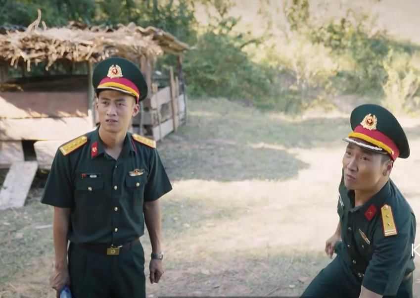 Đại và đồng đội vận động người dân.