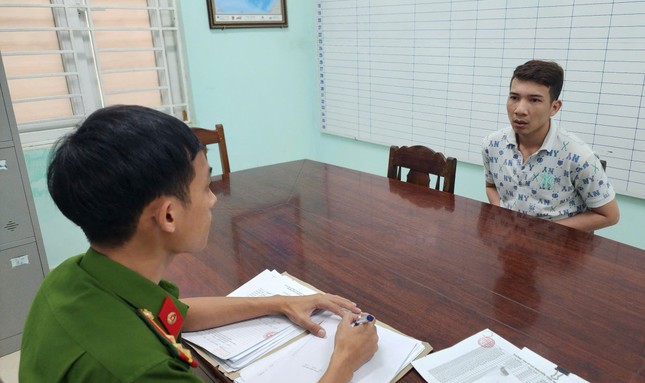 Đối tượng Nguyễn Tấn Thường khai nhận hành vi lừa đảo tại cơ quan công an.