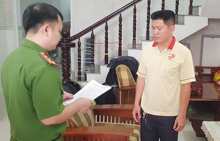 Bị can Châu Ngọc Ý tại thời điểm cơ quan công an đọc lệnh bắt giam. Ảnh: CACC