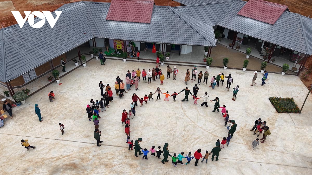 Học sinh vui chơi trong khuôn viên chung của trường học và nhà văn hóa