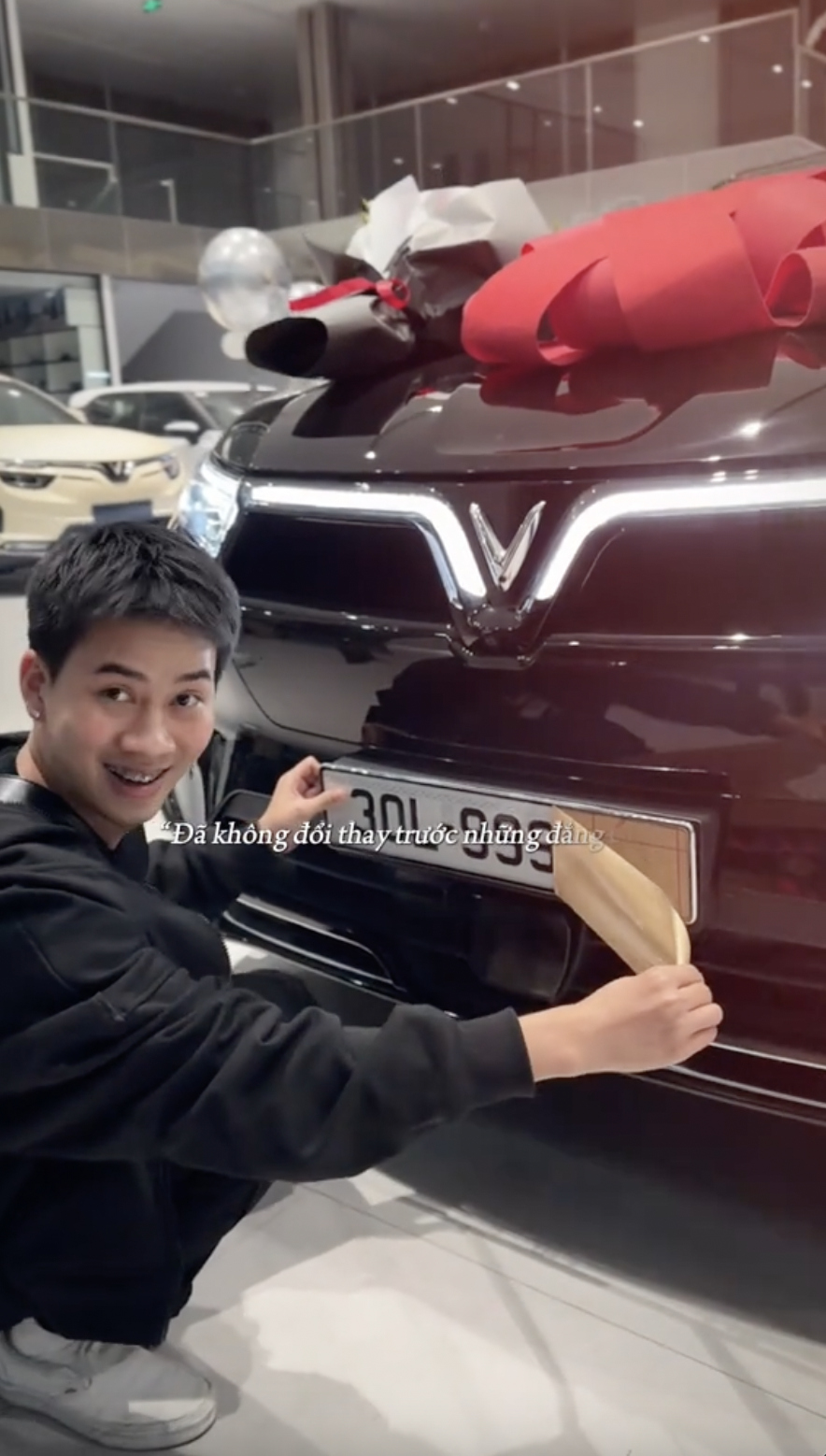 Hoàng Dương hào hứng bóc biển xe