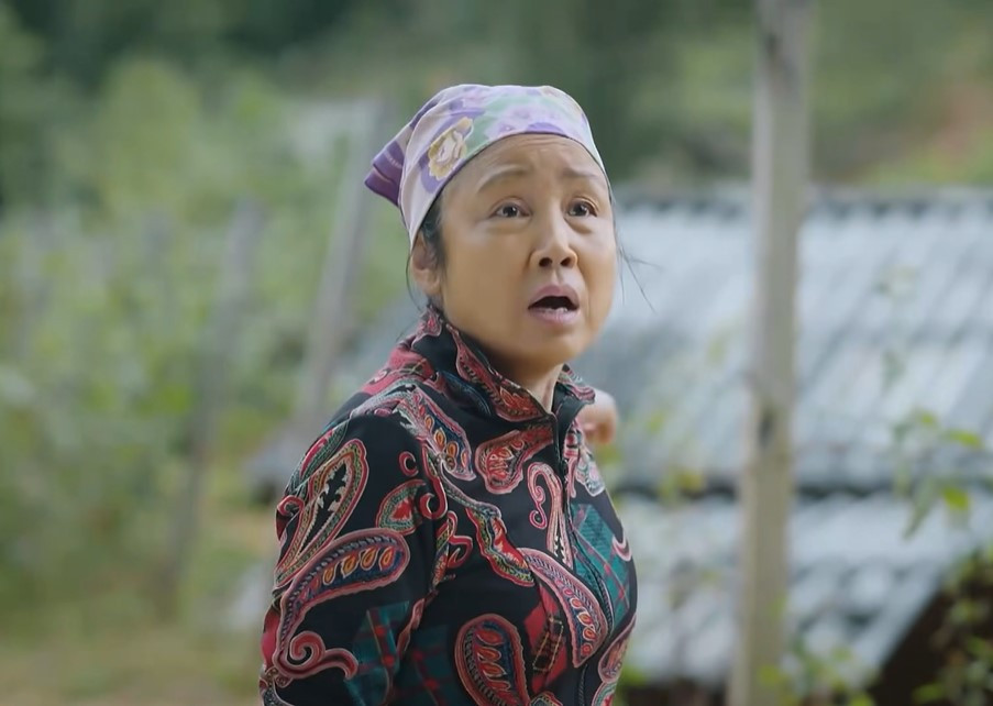Bà Phỉu Khèn không đồng ý cho cháu trai đi học.