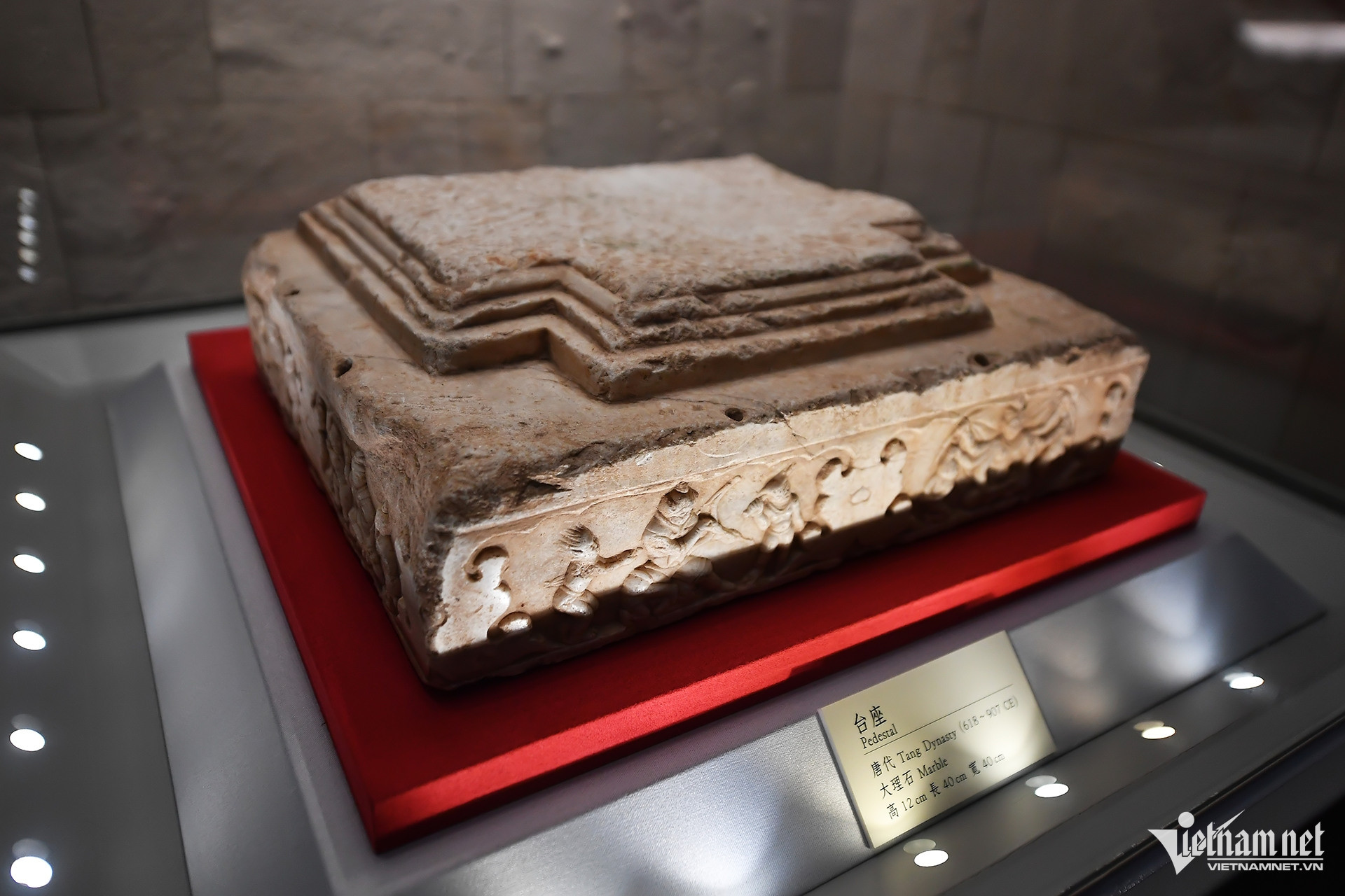 Đá cẩm thạch từ thời nhà Đường (năm 618 - 907), cao 12cm, dài và rộng 40cm.