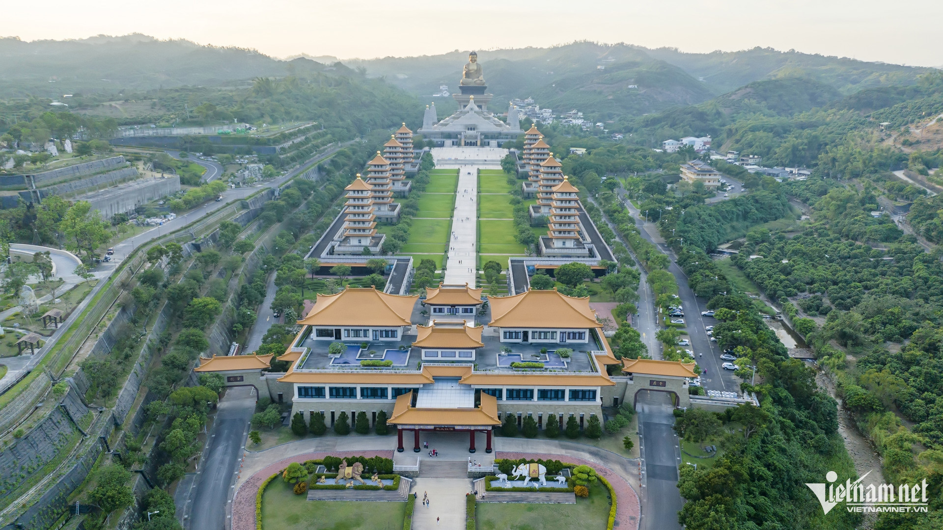 Phật Quang Sơn là một trong những trung tâm Phật giáo lớn nhất tại Đài Loan (Trung Quốc), tọa lạc ở thành phố Cao Hùng. 