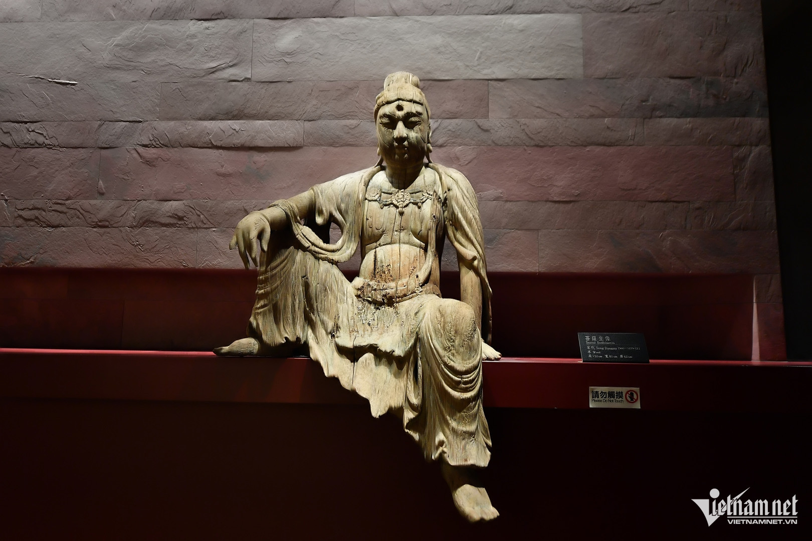 Trong đó có tượng Bồ Tát ngồi, làm bằng gỗ, cao 132cm, rộng 81cm, dày 62cm, có từ thời nhà Tống (năm 960 - 1279).