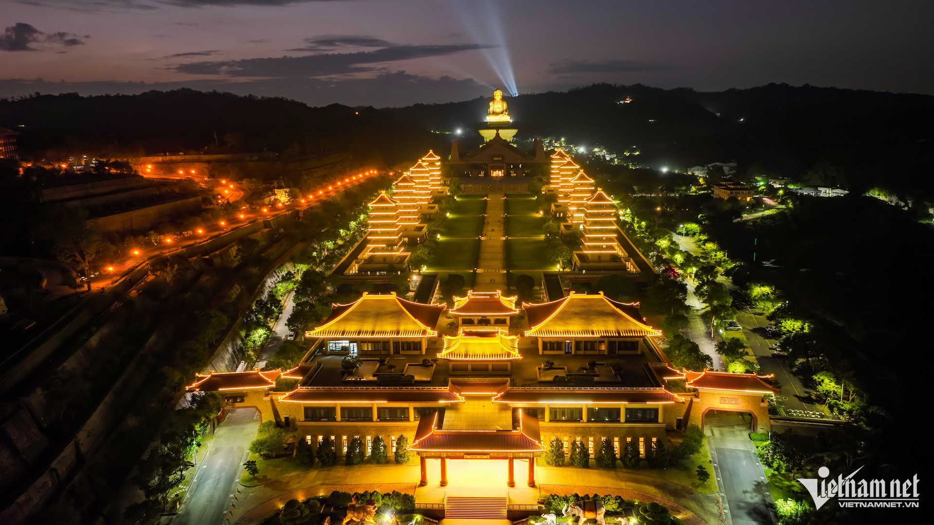 Phật Quang Sơn rực sáng trong đêm.