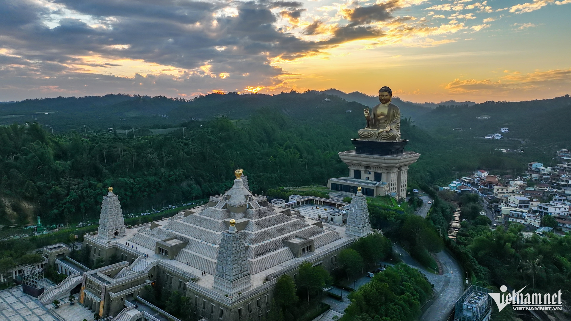 Khuôn viên Phật Quang Sơn rất rộng lớn. Sáng sớm và chiều muộn là lúc lý tưởng để chiêm ngưỡng cảnh quan và các công trình của chùa. Ánh sáng mặt trời lúc này rất đẹp, tạo nên khung cảnh ấn tượng, thanh tịnh. 