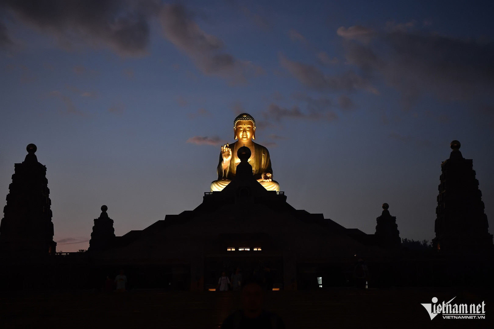 Phật Quang Sơn được thành lập vào năm 1967 bởi Đại sư Tinh Vân, người mong muốn xây dựng một trung tâm Phật giáo kết hợp giữa học thuật, hành trì và phục vụ xã hội để truyền bá Phật pháp và giáo lý từ bi. 